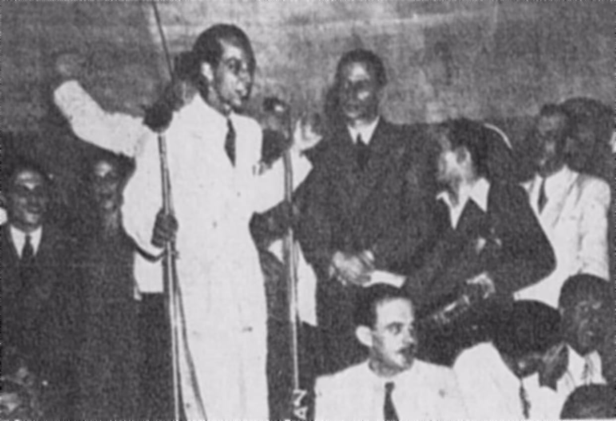 Página da revista Carioca de 1939 com Orlando Silva cantando.